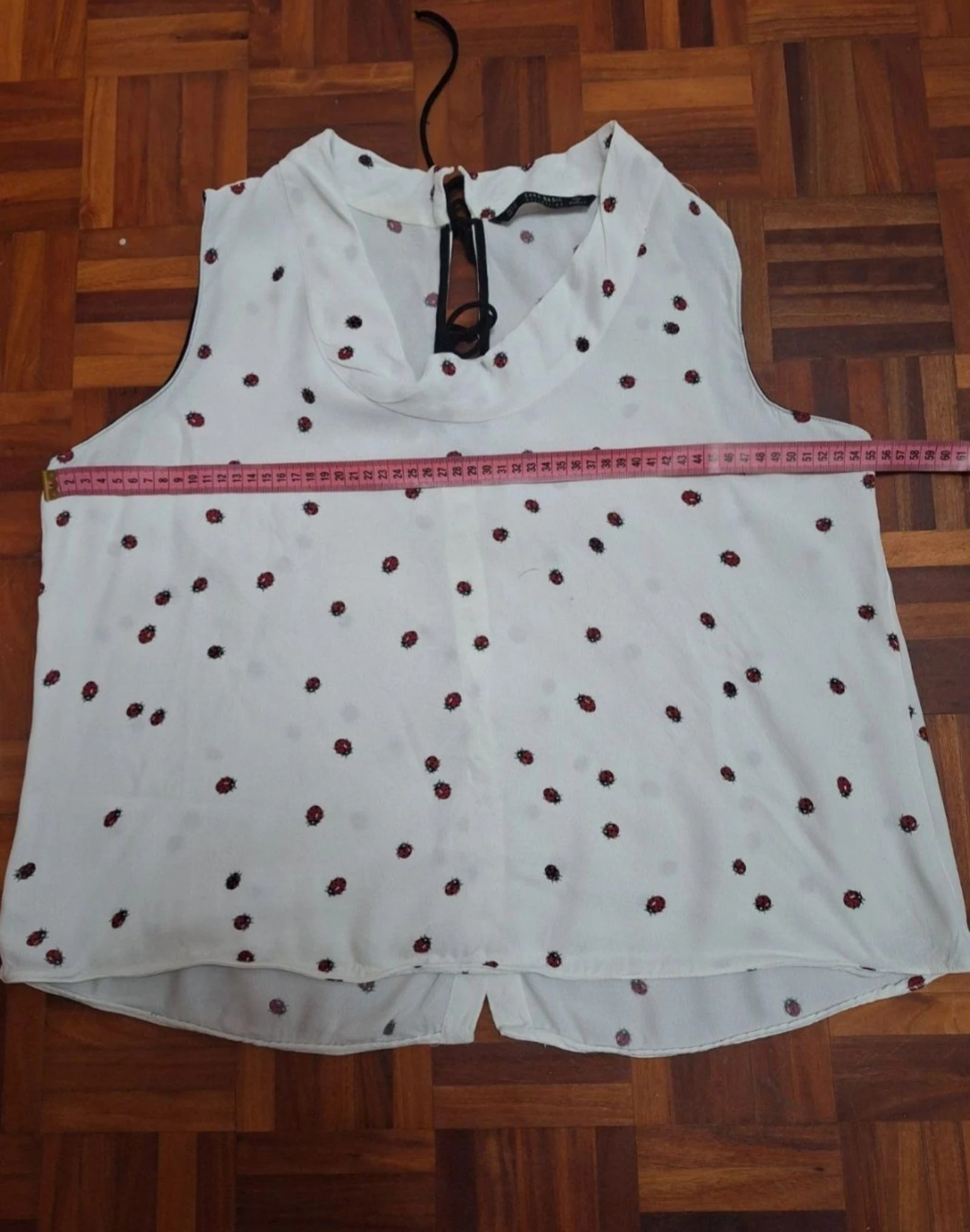 Blusa Zara BASIC estampado mariquitas sin mangas blanca T. XL